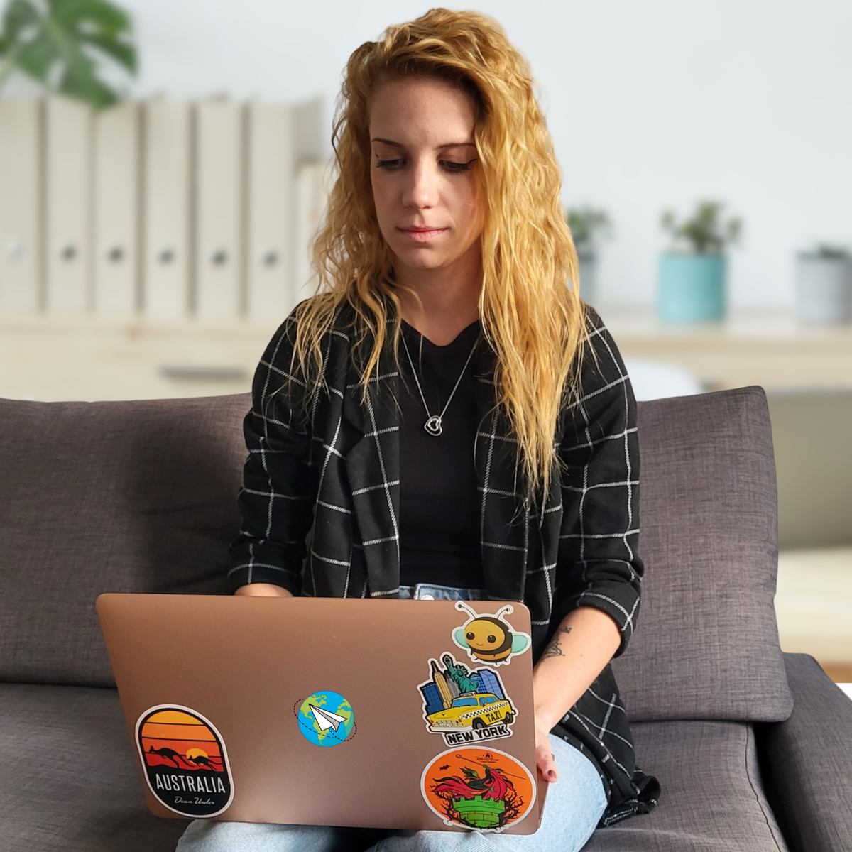 Julia von Hadscho Unterwegs arbeitet am Laptop an einer individuellen Reiseplanung, persönliche Reiseberatung weltweit