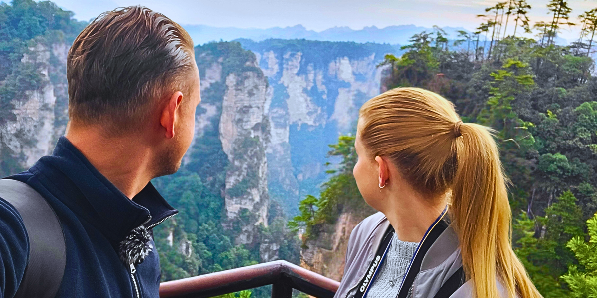 Olli und Julia von Hadscho Unterwegs blicken auf die Sandsteinsäulen des Zhangjiajie National Forest Park in China, bekannt als Inspiration für die Avatar-Berge, persönliche Reiseberatung aus eigener Erfahrung